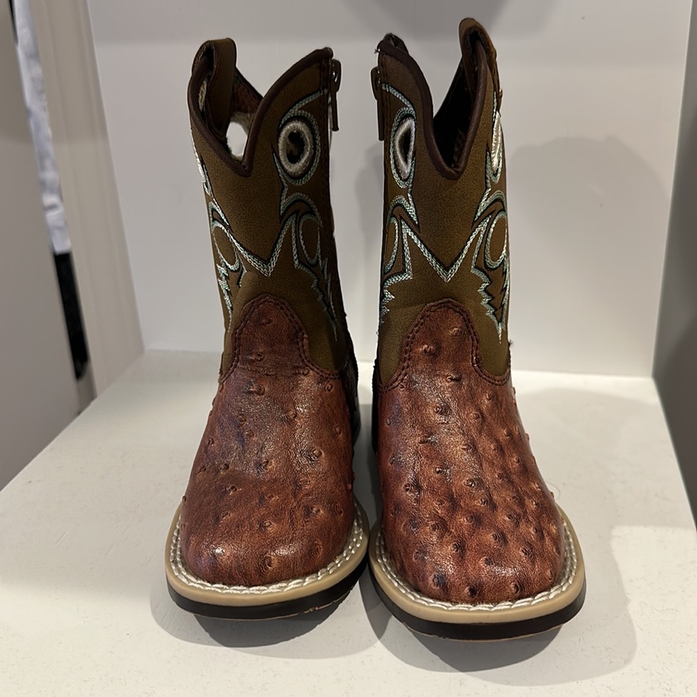 ‼️Boy toddler boots size 7‼️